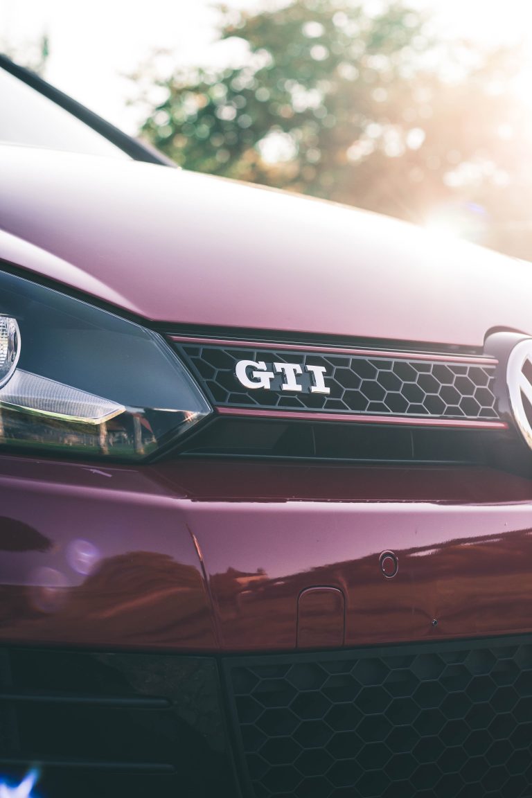 Detailaufnahme des GTI Logos eines Volkswagen Golf 6 GTI „Edition35" Automotive Fotograf Hannover